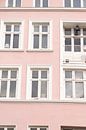 Roze pastel huis met witte kozijnen in Kopenhagen van Karijn | Fine art Natuur en Reis Fotografie thumbnail