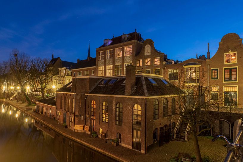 Vroeger stoombierbrouwerij De Boog, Oudegracht Utrecht in avondfeer. van Russcher Tekst & Beeld