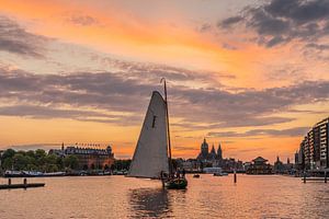 Segeln in den Sonnenuntergang auf dem Amsterdamer Oosterdok