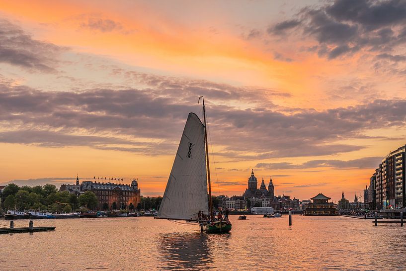 Segeln in den Sonnenuntergang auf dem Amsterdamer Oosterdok von Jeroen de Jongh