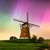 Noorderlicht met een molen in de polder in Nederland van iPics Photography