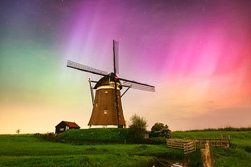 Noorderlicht met een molen in de polder in Nederland van iPics Photography