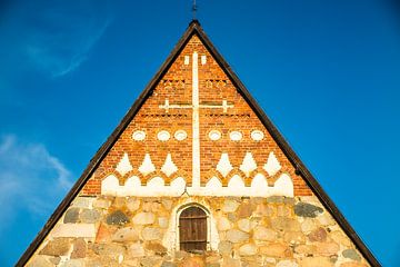 oude kerk met karakteristieke stenen en kruis in Finland van Eric van Nieuwland