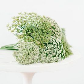 Natürliches Blumenstillleben in Grün und Weiß von What I C