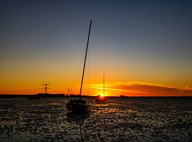 Bei Ebbe trocknen die Boote in Krabbendijke von Verhagefotografie
