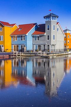 Kleurrijke houten huizen aan de bevroren Reitdiepshaven in Groningen