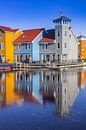 Kleurrijke houten huizen aan de bevroren Reitdiepshaven in Groningen van Marc Venema thumbnail