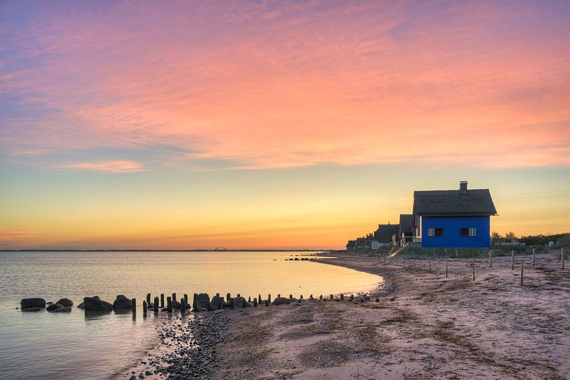 Blauw huis aan de Oostzee in Heiligenhafen van Michael Valjak