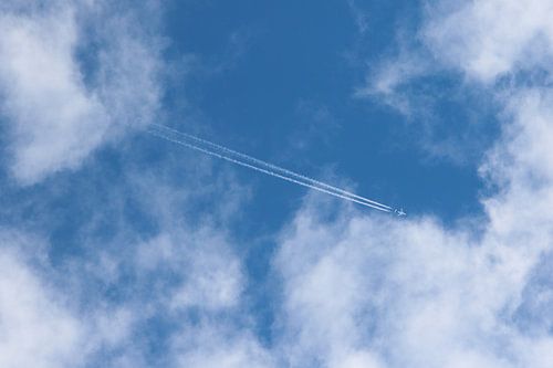 vliegtuig met condensspoor in de wolken