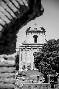 Temple dans le Forum romain | Rome, Italie | Noir et blanc | Photographie de voyage sur Monique Tekstra-van Lochem