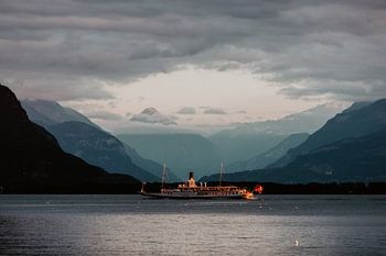 Boot vaart over Zwitsers meer in de Alpen