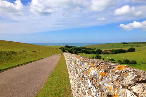 Küstenstraße mit Feldsteinmauer in Sussex