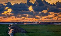 Der Hafen von Holwerd bei Sonnenuntergang von Martijn van Dellen Miniaturansicht
