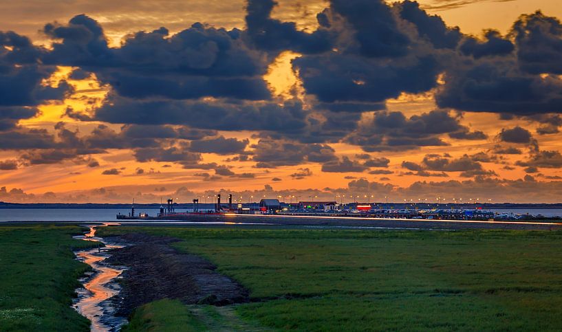 Der Hafen von Holwerd bei Sonnenuntergang von Martijn van Dellen