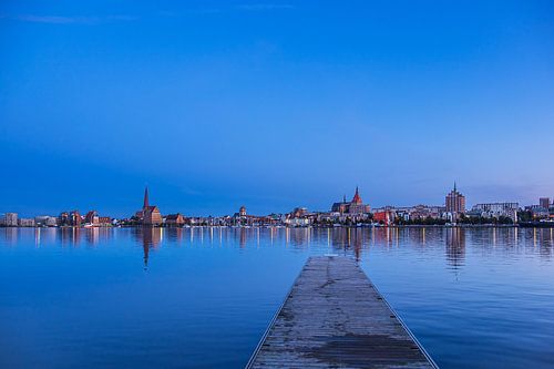 Uitzicht over de Warnow naar de Hanzestad Rostock naar de Blauwe Stu