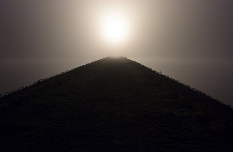 Perspektivische Ansicht der nächtlichen Seebrücke mit Licht am Ende von Yevgen Belich