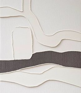 Minimalistisches Spiel von Linien und Schichten in neutralen Farbtönen