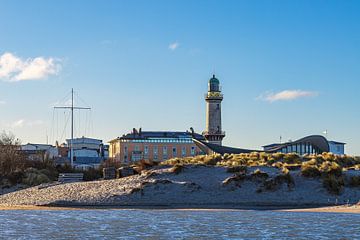 Vuurtoren en Teepott aan de Baltische kust in Warnemünde van Rico Ködder