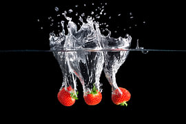 Dynamische foto van een aardbeiensplash van Henny Brouwers