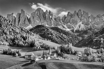 Zonnige herfst in de Dolomieten in Zuid-Tirol. Zwart-wit beeld van Manfred Voss, Schwarz-weiss Fotografie