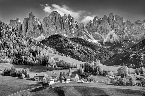 Sonniger Herbst in den Dolomiten in Südtirol. Schwarzweiss Bild