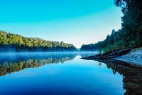 Lac de forêt au lever du soleil