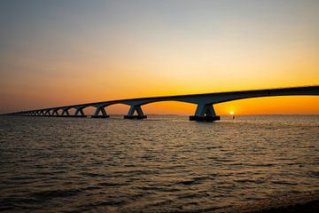 Le Zeelandbrug, Zeeland (Pays-Bas) au lever du soleil. sur Gert Hilbink