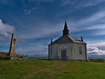 Witte kerk van Dverberg, Noorwegen in zonneschijn van Timon Schneider