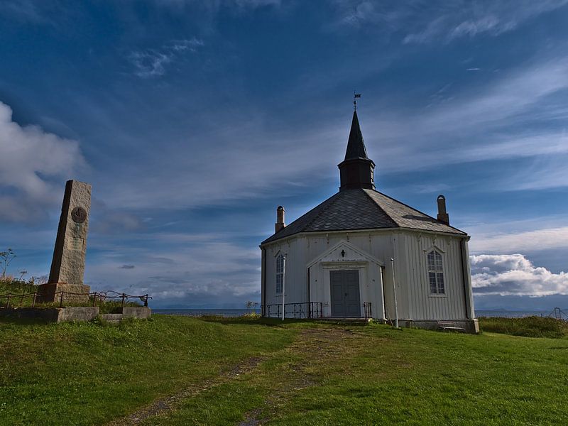 Weiße Kirche von Dverberg, Norwegen bei Sonnenschein von Timon Schneider