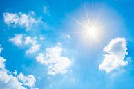 Wunderschöner blauer Himmel mit strahlender Sonne von Günter Albers Miniaturansicht