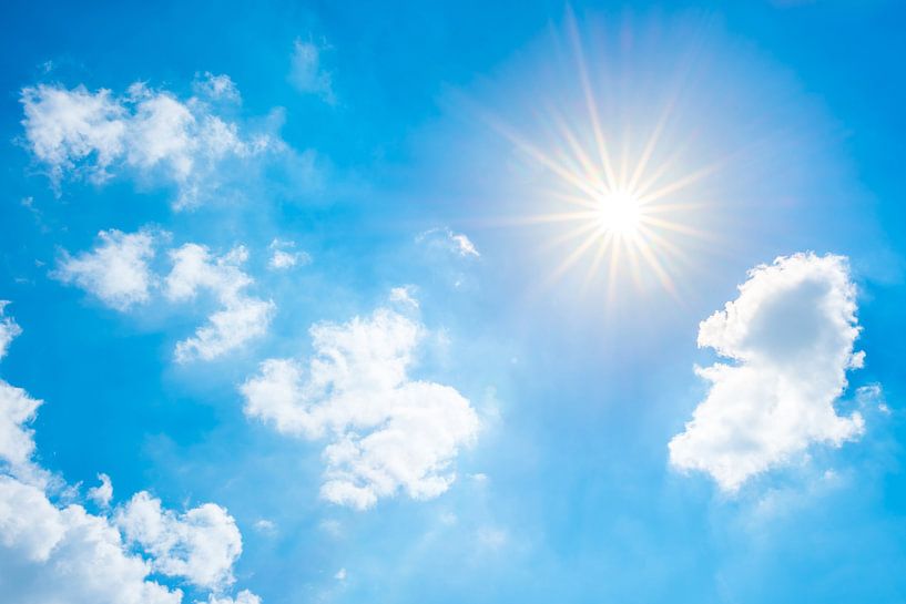 Wunderschöner blauer Himmel mit strahlender Sonne von Günter Albers