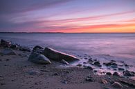 Zee en strand en zonsondergang van Pureframed Photos thumbnail