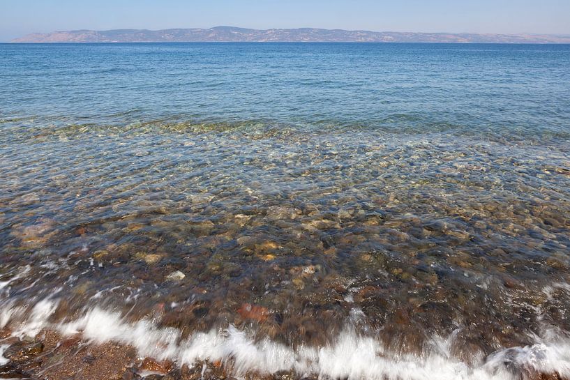 L'eau de mer ondule sur des galets dans la mer Égée par Frans Rombout