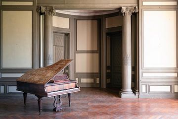 Verlaten Piano in Beige Kamer. van Roman Robroek - Foto's van Verlaten Gebouwen