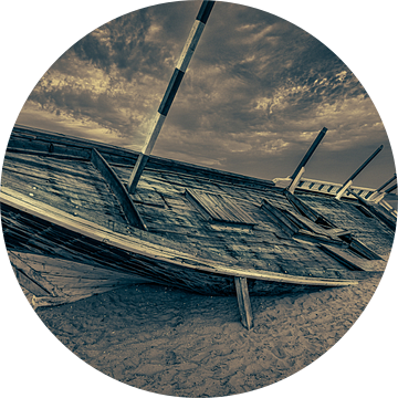 Oude Arabische houten boot (dhow) die op het strand is gestrand zwart-wit close-up beeld van Mohamed Abdelrazek