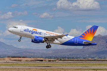 Take-off Allegiant Airbus A319-100 passagiersvliegtuig. van Jaap van den Berg