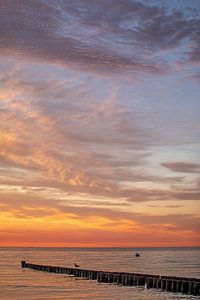 Zonsondergang op het strand aan de Oostzee