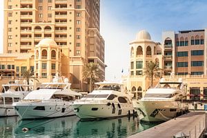 Yachten im Hafen der Pearl, Doha, Katar van Jan Schuler