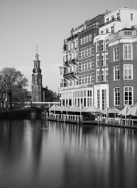 Amsterdamse architectuur, zwart en wit. Munttoren. van Lorena Cirstea