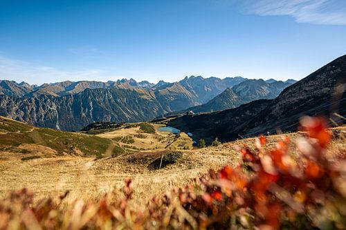 Herfstuitzicht op de Schlappoldsee op de Fellhorn en de Allgäuer Alpen zoals Trettachspitze, Mädelegabel, Hochfrottspitze op de achtergrond