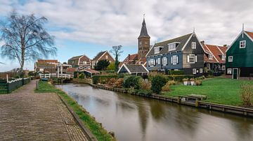 Marken een plaats in zuid-holland met de kerk op de achtergrond van Jolanda Aalbers