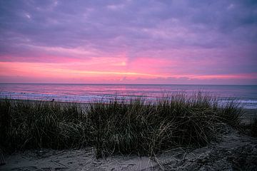 Noordzee zonsondergang. van Brian Morgan