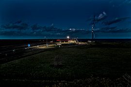 Tankstelle am Abend auf dem Afluitdijk von Hans Vos Fotografie