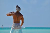 Man op het strand