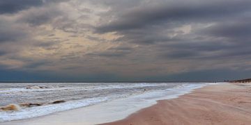 Panorama donkere wolken over het strand