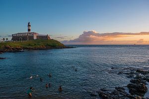 Zwart-wit beeld van Farol da Barra tijdens het begin van de schemering in de stad Salvador Brazil