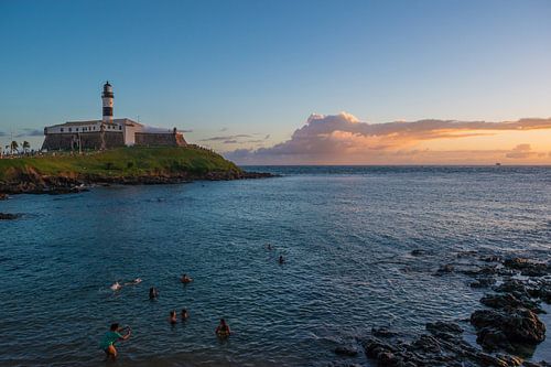 Schwarzweiss-Bild von Farol DA Barra während des Anfangs der Dämmerung in der Stadt von Salvador Bra