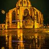 De Grote kerk in alkmaar reflecteert in een plas van peterheinspictures