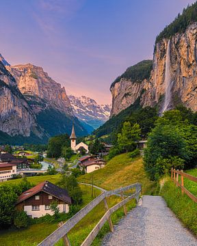 Zonsopkomst in Lauterbrunnen, Zwitserland van Henk Meijer Photography