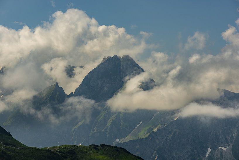 de Höfats in de Allgäuer Alpen, omgeven door wolken van Walter G. Allgöwer